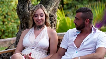 Carollina comes across two vampires - Jacquie et Michel TV