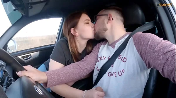 Сладкий минет за рулем много кончил на сиськи!