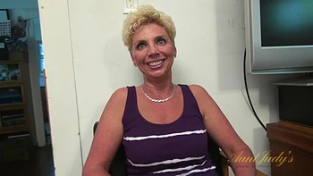 Taylor Lynn interviews with AuntJudys.com