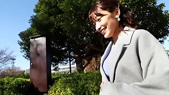 濃い目のエッチが好きなFカップのグラマーな美人妻が激しめ愛撫で感じる