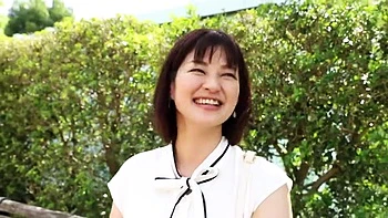 ハニカミ笑顔が素敵な清楚な美人妻が久しぶりのセックスで快感没頭