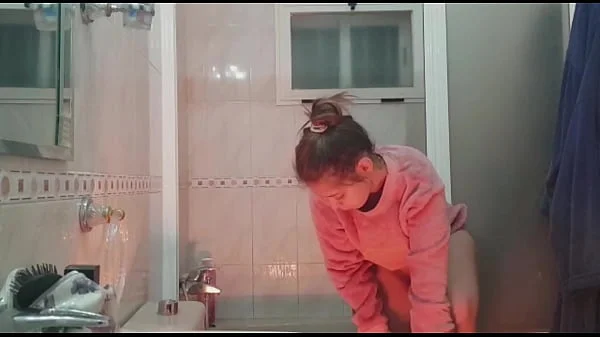 Camara oculta mi hermanastra duchandose