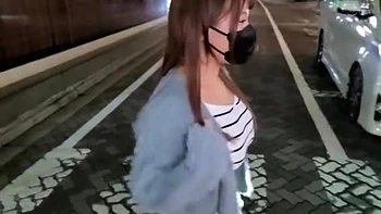 巨乳美女が乳首コリコリ愛撫で感じてM字開脚で噴水のように潮吹き