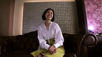 爽やか系スレンダー美人妻が手マンで艶やかに感じて笑顔でフェラ