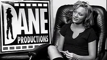 Whore blonde blowing cock in car