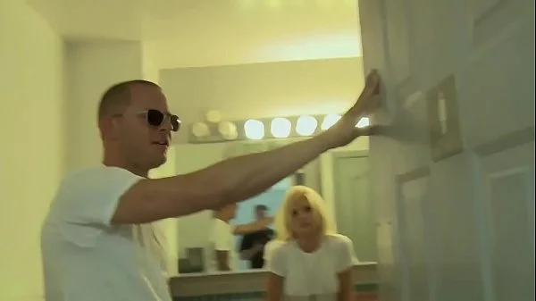 Just met 2 girls, and they give me quick blowjob in the bathroom