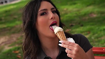 Yoko, secretary in Tokyo, sends her application without shyness! - Jacquie et Michel TV