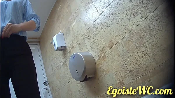 NEW! Everyone to watch! Examining the beautiful vagina of a girl in the toilet! Gorgeous view!