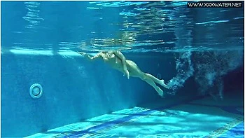 Milf Babe Nicole Pearl Shaking Ass Underwater
