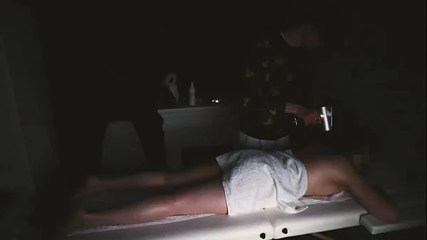 Расслабляющий массаж для обнаженной милашки