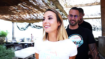 Pam cooks her two clerks! - Jacquie et Michel TV