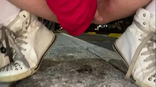 Se fue de pinta y se masturba en la calle hasta lograr un squirting