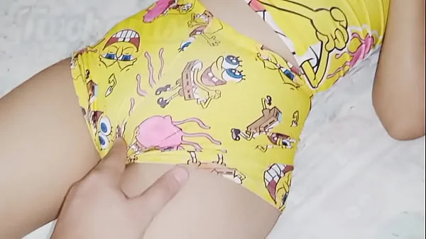 My step uncle distracts me by recording and begins to touch my pussy at the end, ending up fucking me and pouring his rich milk on my buttocks