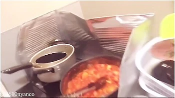 人妻個人撮影料理しなから旦那の帰りを待つ(新妻/エフロン/tカ尻/太もも/ハンツ/巨乳/hカッフ/キッチン/日本人/japanese/asian/homemade/amateur/kitchen