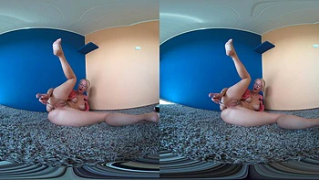 Girl Mit Brille Und Busch Bereitet Sich Auf Analplug Vor