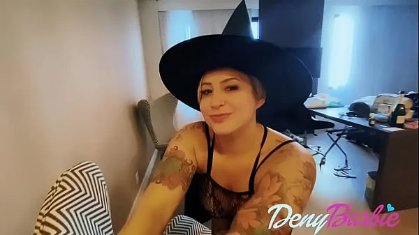 O que falar dessas duas bruxinhas brincando com o moreno de pau grande no Halloween? - https://denybarbie.com.br/