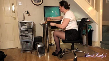 Eva Jayne Masturbates After Sexting at the Office