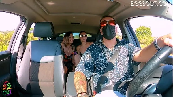 AUTISTA RAGGGIUNGI MI-L'ANO!!!! Diana e Julia scatenate si fanno scopare il culo e squirtano sull'autista!DIALOGHI ITA