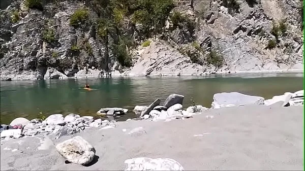 scopro donna al fiume tutta sola che si masturba si fa leccare la figa