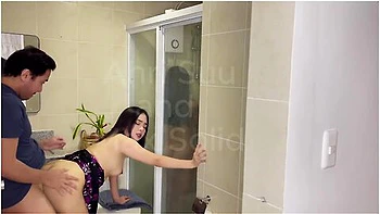 Kinantot Ang Kapatid Habang Naliligo Si Step Sister Risky Bathroom Sex