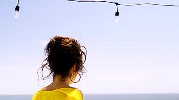 Curvy latina MILF babe exposes nude body