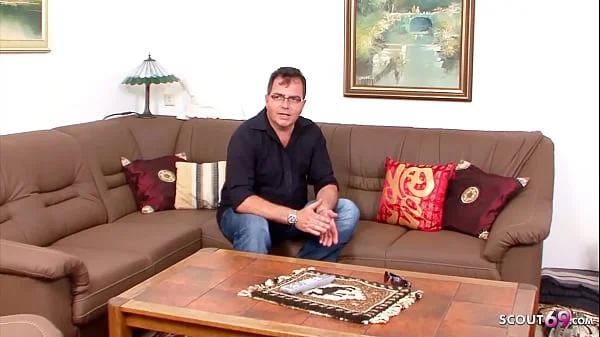 Reife deutsche Hausfrau geht mit altem Freund fremd