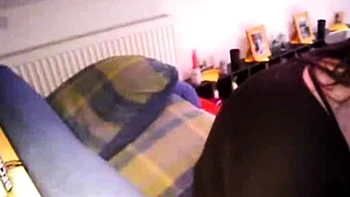 Dickes deutsches Mdchen masturbiert vor der Webcam