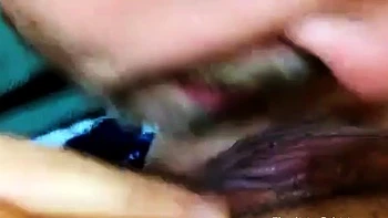 Vieille femme se fait doigter et jouit en solo  la webcam