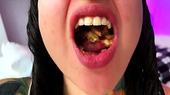 Chicle - Pedazodchicle - Hungry Giant Chews His Food And