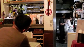 在餐廳廚房忙碌時廚師一直在調戲老闆娘