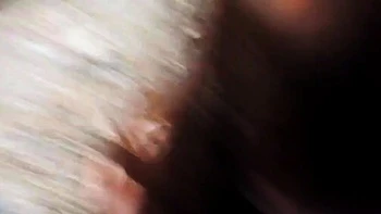 Deutsche Amateurin mit groem Arsch und groen Titten steckt