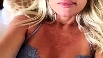 amateur blonde solo webcam