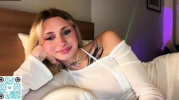 Hot amateur webcam teen masturbates for their fans