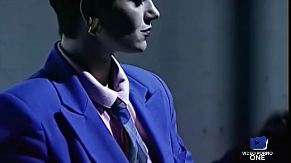 Swann, prisonnière dévouée, baise avec le directeur