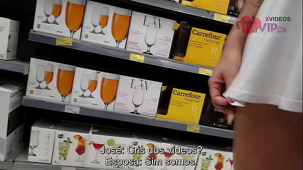 Corno não aguenta o tesão e tira a camisinha do comedor que enche o cu da sua esposa de porra | Cristina Almeida