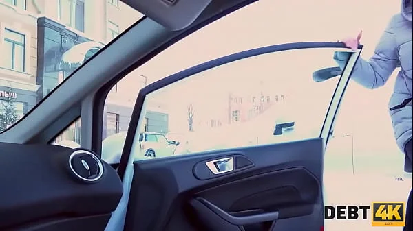 DEBT4k. Un jeune débiteur au visage mignon pense que le sexe vaut mieux que la peine