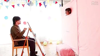 She takes on the quiz, her body is touched, a vibrator is applied to her, she is penetrated, and she is creampied.