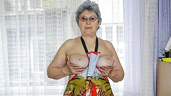 Gorgeous old lady Gerlinde is using a nice cucumber as a dildo