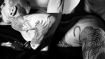 a deux pour faire crier cette nymho tatouée