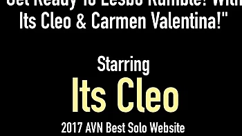 Inviting Carmen Valentina at scissoring in lesbian video