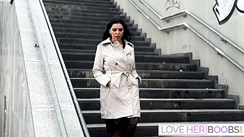 Flashy Kira Queen's black hair action