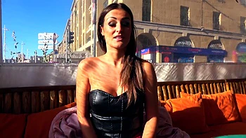 Giulia, 36, did not intend to stop there... - Jacquie et Michel TV