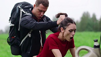 Babes Arwen Gold gets her pussy railed in the car