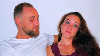 Melany, 23, continues her discoveries with J&M! - Jacquie et Michel TV