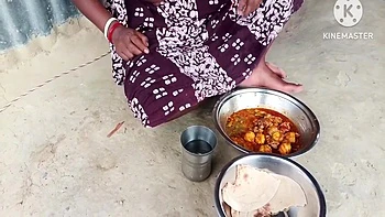 Desi Bhabhi Ne Chicken Ke Sath Roti Khaya Aur Masti Ki