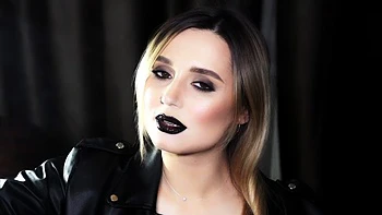 Young amateur teen in solo masturbation getting kinky