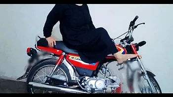 First Time Anal with Boyfriend on New Honda Bike 2025 - Teen Pakistani Girl Outdoor Sex