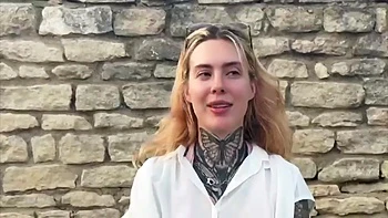 Emma, 21, is getting into pure exhibitionism! - Jacquie et Michel TV