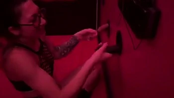 un bukkake au gloryhole