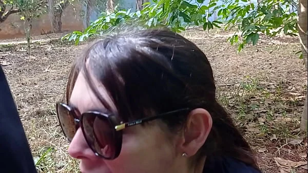 Raquel sem máscara pagando boquete para desconhecido no meio da rua durante o dia